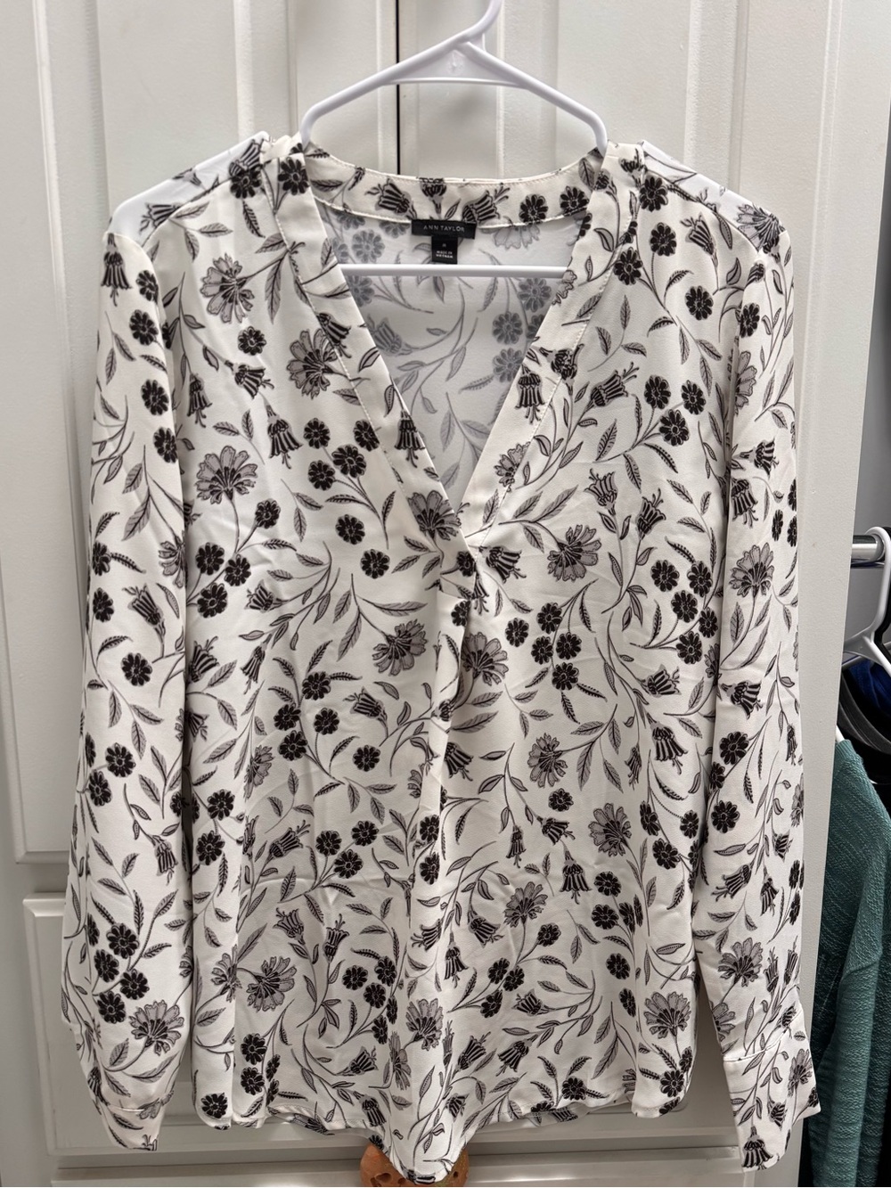 Ann Taylor White and Black Floral V-Neck Long Sleeve Blouse